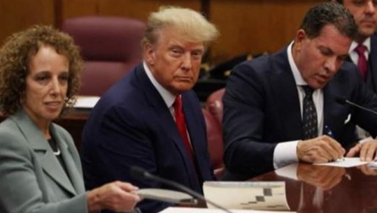 A ka pranga? Me duart poshtë tavolinës, del FOTO e Donald Trump në sallën e gjyqit