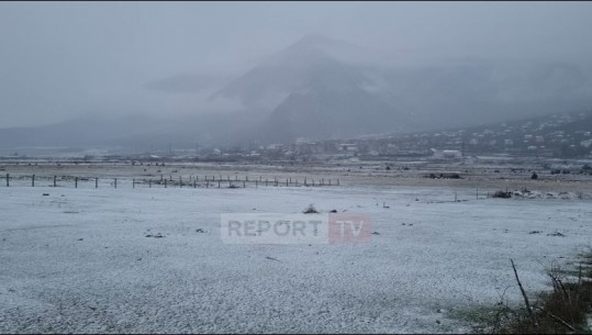 Pranverë e vonuar në Dibër dhe në Korçë, mbulohen nga dëbora! Temperaturat ulen nën 0 (VIDEO)