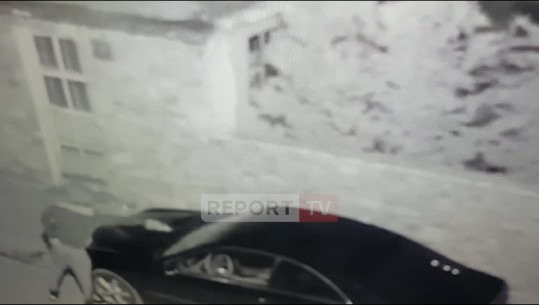 VIDEOLAJM/ Momenti kur një person i maskuar i vë zjarrin makinës së parkuar në Korçë! Rrezikon edhe veten nga përhapja e flakëve