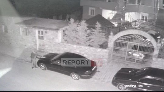 VIDEO/ Shkrumbohet nga flakët automjeti i parkuar para biznesit të makinave me qera në Korçë, momenti kur autori i vë zjarrin me benzinë