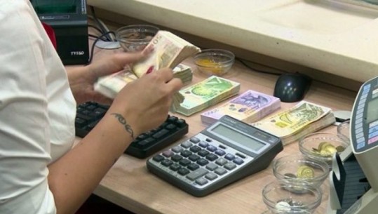 Vidhte para nga llogaritë e klientëve në bankën ku punonte, në pranga 37-vjeçarja në Durrës