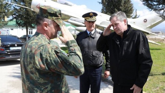 Senatori amerikan viziton bazën ajrore të Kuçovës