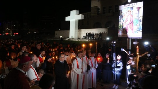 Tiranë/ Kisha Katolike organizon për herë të parë procesionin e 'Udhës së Kryqit' në sheshin 'Nënë Tereza' 