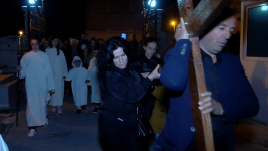 Të krishterët kremtojnë ‘Udhën e Kryqit’ në Shkodër, besimtarët i bashkohen ritualit fetar