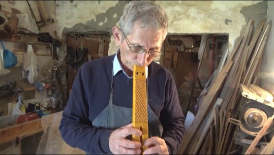 Një jetë me cyle e dyjare, ‘esnafi’ 75-vjeçar nga Tepelena rrëfen pasionin e punimeve me dru: S’punoj me makineri, kam qenë në skenë me grupin e Bënçës