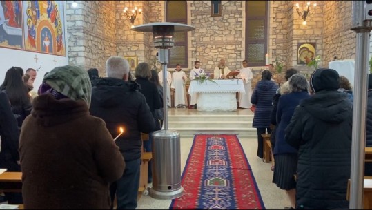 Pashka Katolike, besimtarët kremtojnë lindjen e Krishtit në Kishën 'San Luca' në Kuçovë