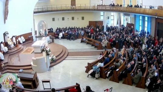 Pashkët katolike, besimtarët marrin pjesë në meshën në Katedralen e Shën Palit, Imzot Arjan Dodaj: Të fryjë një fllad i ri në shoqëri, sidomos në politikë