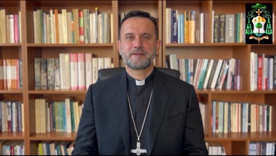 Dom Gjergj Meta uron besimtarët katolikë: Gëzuar Pashkën, Krishti u ringjall