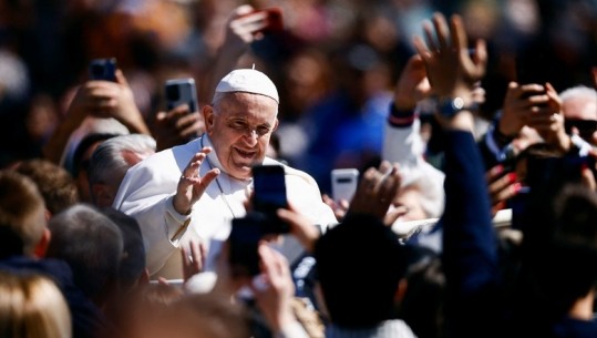 Papa mban meshën e Pashkës para besimtarëve, thirrje Rusisë: Ndaloni konfliktin dhe gjakderdhjen