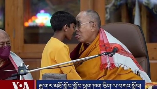 VIDEO/ ‘Më thith gjuhën’, video skandaloze e Dalai Lamës me një djalë të vogël, udhëheqësi shpirtëror tibetian kërkon falje publike