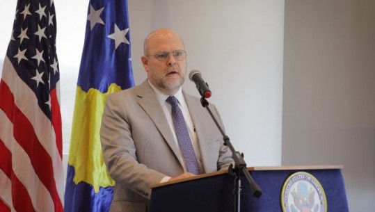 Ambasadori amerikan në Kosovë: Jemi të shqetësuar për incidentin në Zveçan ku u plagos një serb