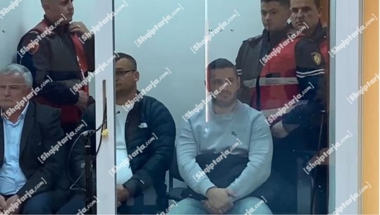 Kërcënuan me jetë biznesnenin që të tërhiqej nga tenderi, gjykata e Elbasanit lë në burg dy prej të arrestuarve! Arrest shtëpie për 62 vjeçarin