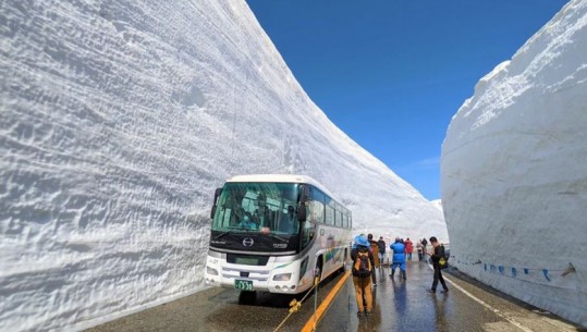 Në 'çatinë e Japonisë', korridori mahnitës i dëborës 20 metra i thellë rihapet për vizitorët