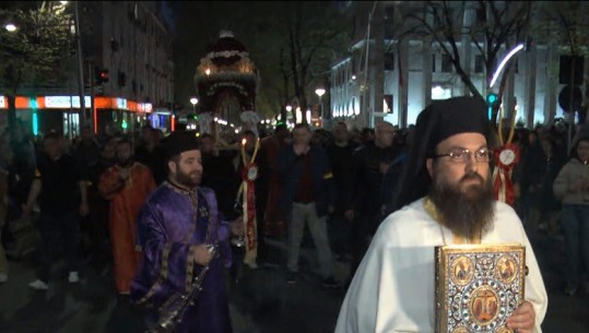 Pashka Ortodokse/ Besimtarët në të gjithë vendin kremtojnë të Premten e Zezë! Qindra në 'Sheshin Skënderbej' marrin pjesë në procesionin e kalimit nën epitaf