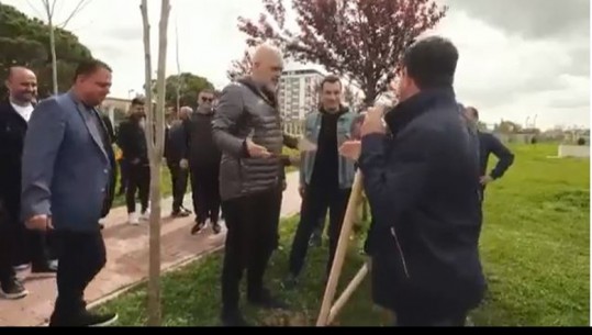 VIDEO/Rama dhe Veliaj mbjellin pemë me demokratët që refuzuan Berishën në Kavajë