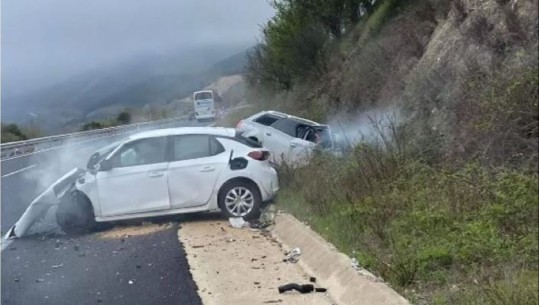 U përpoqën t’i iknin policisë, makina me emigrantë në Greqi përplaset ‘kokë me kokë’ me mjetin përballë! Vdesin 6 persona, plagosen 6 të tjerë
