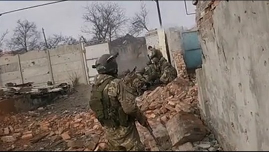 Lufta/ Pamje të frikshme nga fushëbeteja e Bakhmutit, ushtarit rus i vjen plumbi i snajperit në kokë, shpëton mrekullisht: Jam gjallë
