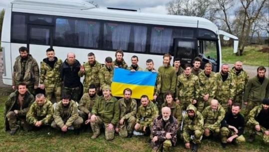 Kievi: 130 ushtarë janë liruar 'në këmbimin e madh të të burgosurve për Pashkë'
