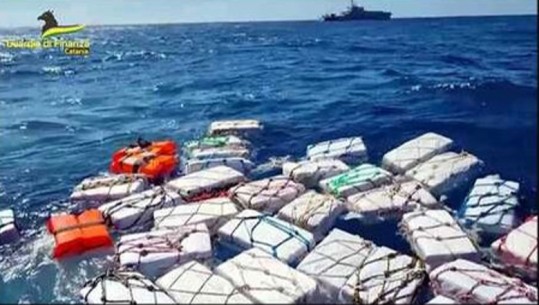 Sekuestrohen 2 tonë kokainë me vlerë 400 mln euro në Itali, u gjet në mes të detit