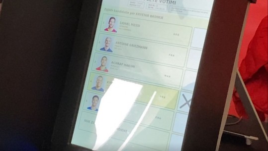 (VIDEO) Zgjedhjet e 14 majit/ Operatori demonstron si do të bëhet votimi elektronik në Elbasan