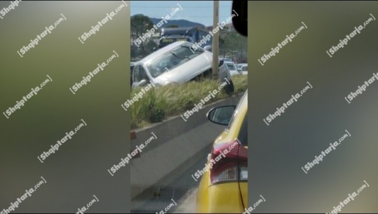 Aksident në autostradën Tiranë-Durrës, makina përplaset me bordurën (VIDEO)