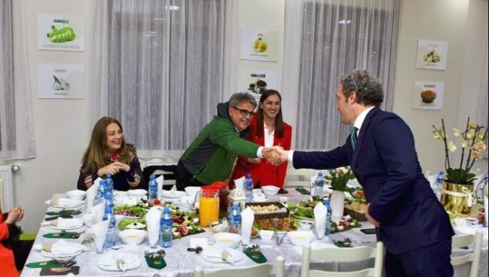 FOTOLAJM/ Iftari bashkon dy rivalët në garën për Shkodrën, Benet Beci dhe Bardh Spahia shtrëngojnë duart