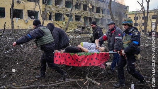 FOTALAJM/ Imazhi i sulmit në spitalin e Mariupolit është fotografia e vitit për World Press Photo 2023
