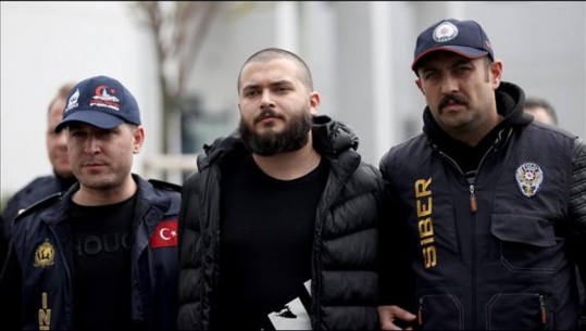 VIDEO/ Nën masa të rrepta sigurie, momenti kur bosi turk i kriptomonedhave mbërrin në Turqi pas ekstradimit!