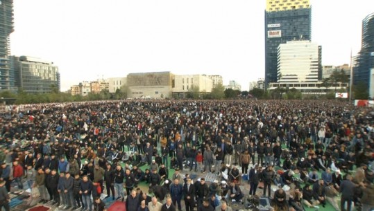 Sot Fitër Bajrami! Mijëra besimtarë myslimanë në sheshin ‘Skënderbej’ falin namazin! Kreu i KMSH mesazh të rinjve: Mos braktisni vendin