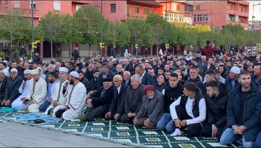 Besimtarët myslimanë në Lushnjë festojnë Fiter Bajramin, falin namazin në sheshin e qytetit