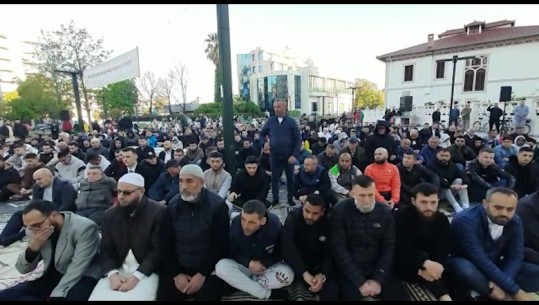 Festohet Fiter Bajrami në Vlorë, besimtarë falen në sheshin para xhamisë së Plumbit