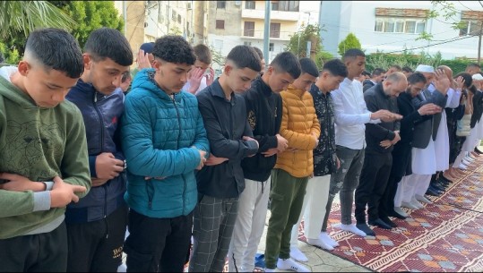 Besimtarët myslimanë në Lezhë festojnë Fitër Bajramin , namazi falet në xhaminë e qytetit