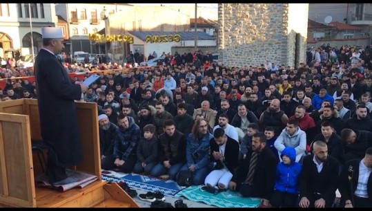 Festohet Fitër Bajrami në Korçë, besimtarët urojnë për më shumë mbarësi e begati