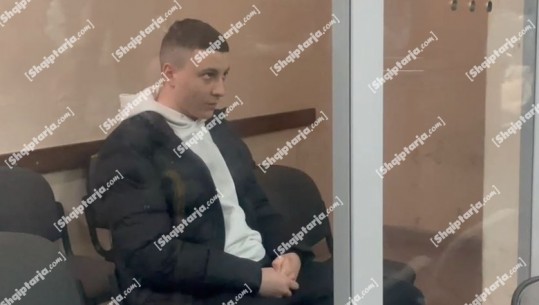 Akuzohet se bashkëpunoi në vrasjen me thikë të 20 vjeçarit në Tiranë, lihet në burg Ensi Maze! Dëshmia: S’kisha konflikt me viktimën, u gjenda rastësisht në vendngjarje