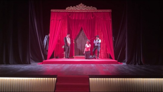 Për herë të parë, komedia ‘Vrasje në Paris’ shfaqet në skenën e teatrit të Vlorës! Regjisori: Emocion i papërsëritshëm