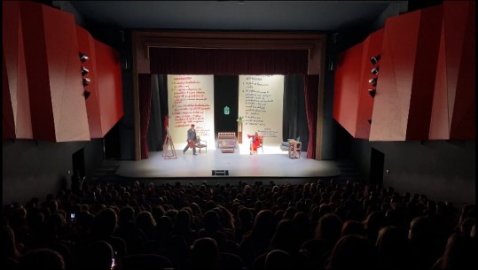 Shfaqja ‘Nuse vetëm për letra’ mbush skenën e teatrit në Korçë! Artdashësit shijojnë komedinë