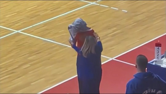 VIDEO/ Sërish incident në Basketboll, drejtoresha e Tiranës ia hedh fanellën mbi kokë arbitrit pas humbjes ndaj “Besëlidhjes” së Lezhës