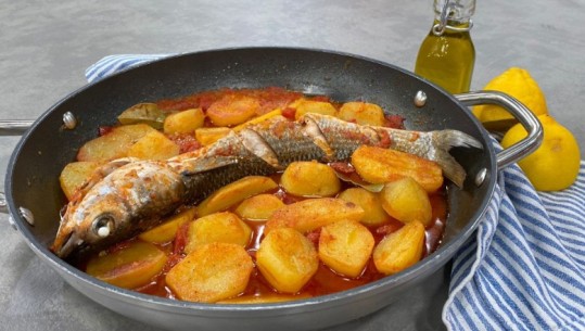 Tavë peshku me patate dhe domate nga zonja Albana