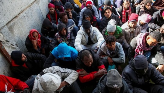 U përpoqën të mbërrinin në brigjet e Evropës, përmbytet gomonia e nisur nga Libia! Humbin jetën 55 emigrantë
