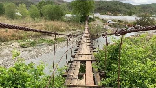Berat/ Ura e Lapardhasë me dërrasa të kalbura, banorët rrezikojnë jetën duke kaluar në të: Jemi të izoluar totalisht