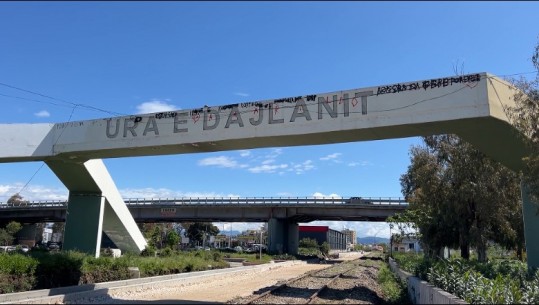 Shkrime ‘Kosova është Serbi’ në këmbët e urës së ‘Dajlanit’ në Durrës, piktori merr iniciativën për të fshirë! Bledar Çakalli: Nxisin përçarjen mes shqiptarëve