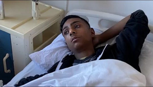 VIDEO/ Ish-njerku i dogji banesën në Llakatund, 14-vjeçari: Gjyshen tentuan ta mbysnin në shtrat, mua më janë djegur këmbët