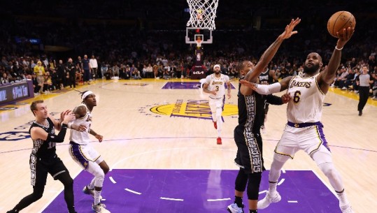 NBA/ LA Lakers eliminojnë Memphis, Sacramento surprizon Golden State