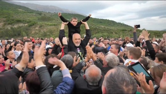 Rama fton në kërcim qytetarët në Tepelenë: Jo labçe se na fillon shiu! Kërcejmë me ‘ta hëngsha zemrën’.