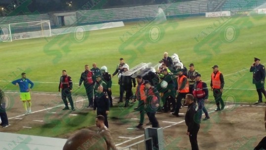 VIDEO/ Ngjarje e rëndë në stadiumin ‘Niko Dovana’ në Durrës, presidenti i klubit të Erzenit bie nga tribuna, plagoset në kokë