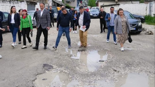 Boçi ironizon PS:  Rrugët nxihen me lopata për të mbuluar kufomën e një qeverisjeje të dështuar 