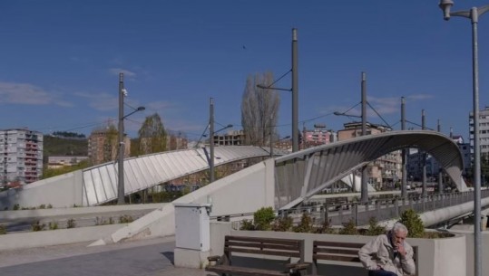 Ndan Mitrovicën/ Qeveria e Kosovës për hapjen e urës së Ibrit: Heqja e pengesave të lëvizjes, vendim i drejtë