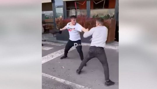 VIDEO/ Sherr në Kosovë, dy të rinj zihen me grushte dhe shkelma në mes të aeroportit