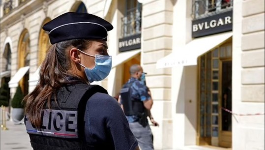 VIDEO/ Vjedhje spektakolare në mes të Parisit, grabitësit bastisin dyqanin ‘Bulgari'! Marrin bizhuteri me vlerë miliona euro