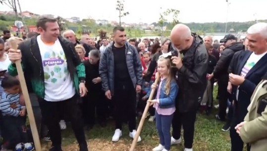 VIDEO/ Rama mbjell pemë në Belsh me vogëlushen: Mos e harro katundin, Gjermania është e mirë, po fshati i paharrueshëm
